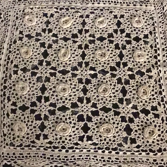 Handmade lace table cover,vtg - Picture 2 of 4